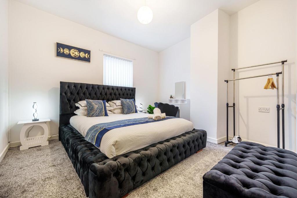 1 dormitorio con 1 cama grande y cabecero negro en Next to station/stadium/the city, en Liverpool