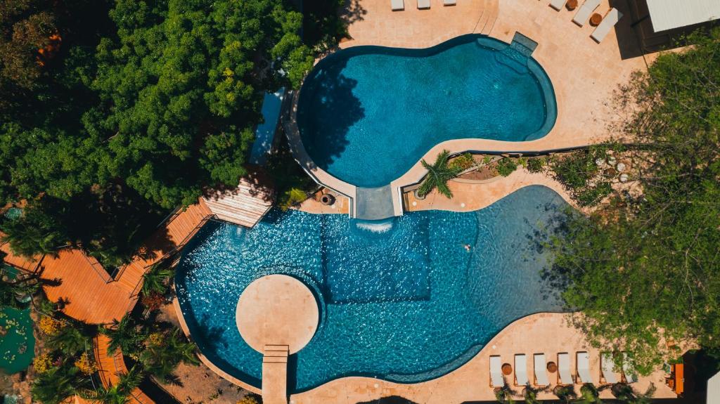 einen Blick über einen großen Pool in der Unterkunft TreeCasa Hotel & Resort Nicaragua in San Juan del Sur