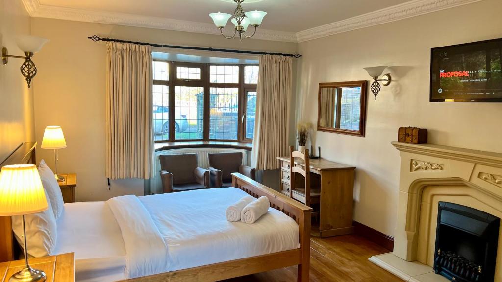 1 dormitorio con 1 cama, chimenea y TV en 1 Bed Studio Apartment- BHX, NEC, Resorts World- Johal Accommodation Ltd en Birmingham