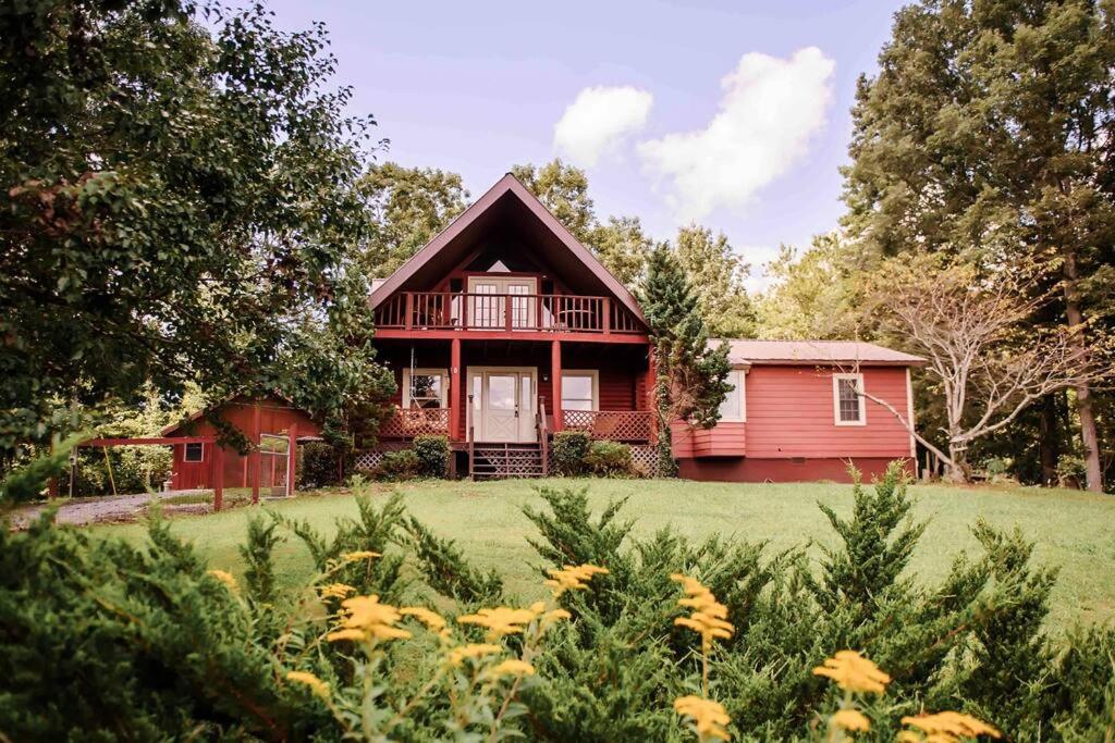 ein Haus auf einem Hügel mit einem Hof in der Unterkunft Brimstone Getaway w/Mountain View’s in Huntsville