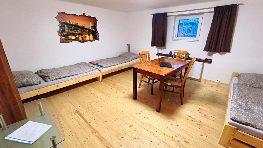 een kamer met een tafel, een bed en een bureau bij Penzion Bernardo 