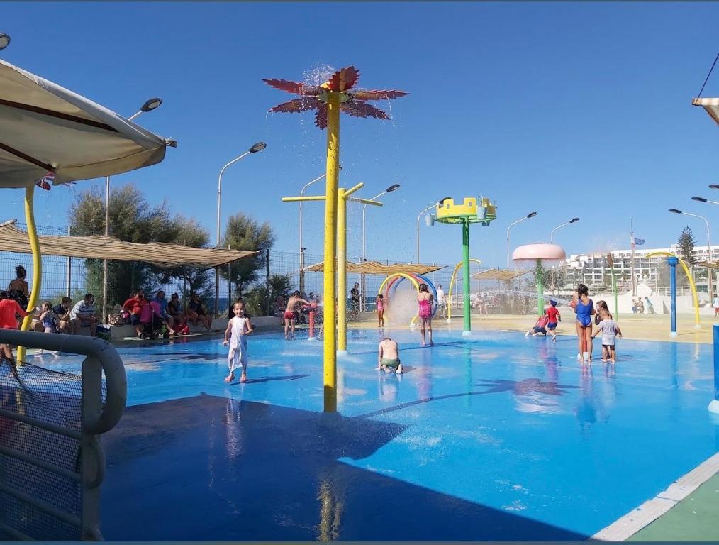 un groupe de personnes jouant dans un parc aquatique dans l'établissement 2 Bedroom apartment close to the beach, à San Pawl il-Baħar