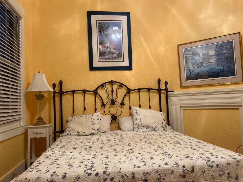 - une chambre avec un lit et deux photos sur le mur dans l'établissement Blue Sky Manor, à Interlachen