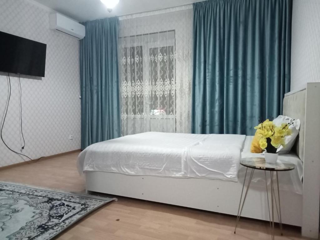 En eller flere senger på et rom på Квартиры Уют в Туркестане