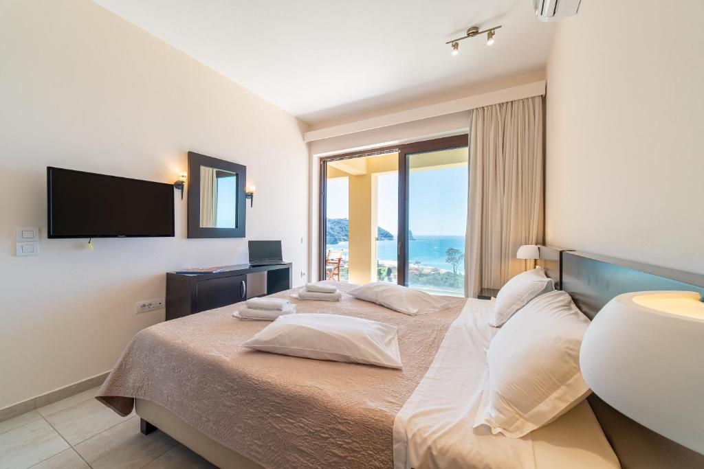 Postel nebo postele na pokoji v ubytování Lido Paradise Apartments Corfu