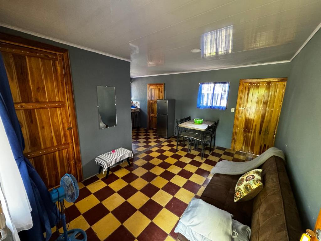 uma sala de estar com um sofá e um piso em xadrez em Estudio Mar Azul em Puntarenas