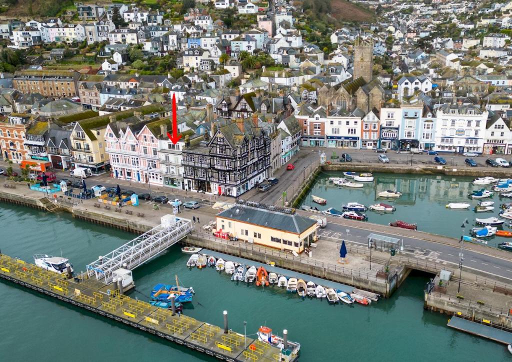uma vista aérea de uma cidade com um porto em Harbourside 2 em Dartmouth