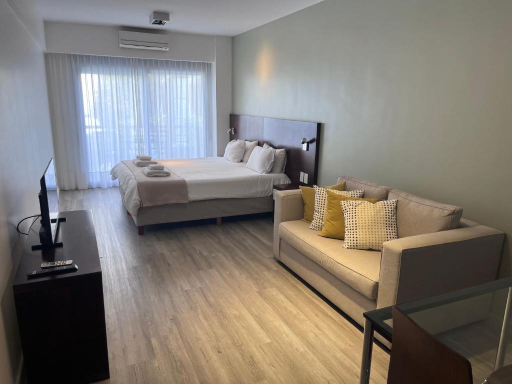 布宜諾斯艾利斯的住宿－科勒伯塔尼克酒店，酒店客房,配有床和沙发