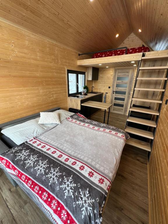 sypialnia w małym domku z łóżkiem w obiekcie Challet44 w Jesioniku
