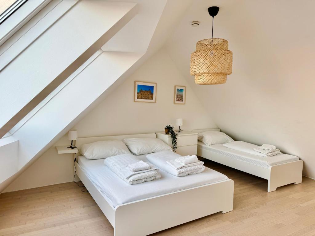 1 dormitorio con 2 camas en un ático en Modern 150 m2 Maisonette - Private Garden & Free Parking, en Viena