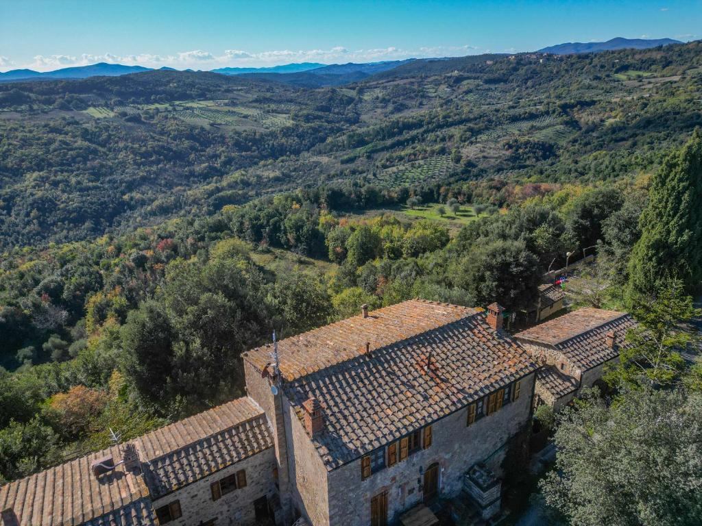 une vue aérienne sur une maison avec des montagnes en arrière-plan dans l'établissement Agriturismo Antico Borgo Montacuto, à Pari