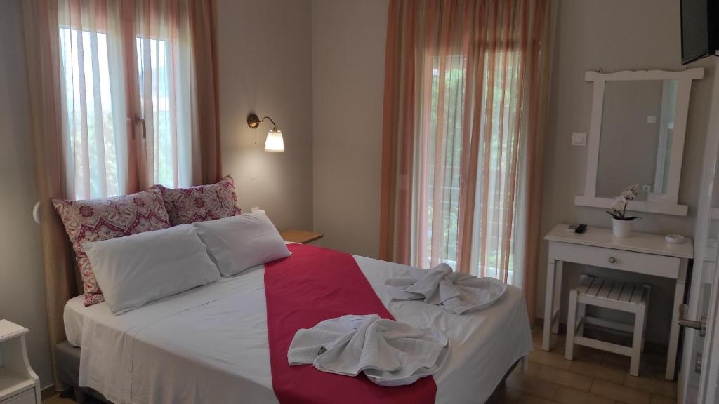 Postel nebo postele na pokoji v ubytování Rastoni Guest House Skopelos