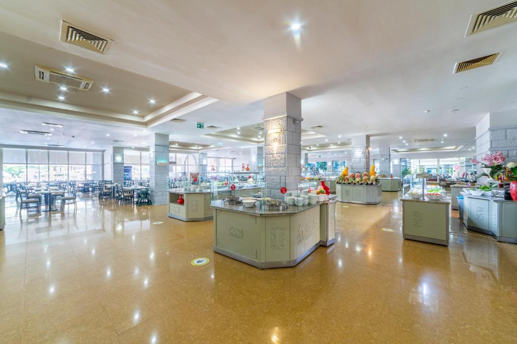 Un restaurante u otro lugar para comer en Queen's Park Goynuk Hotel - All Inclusive