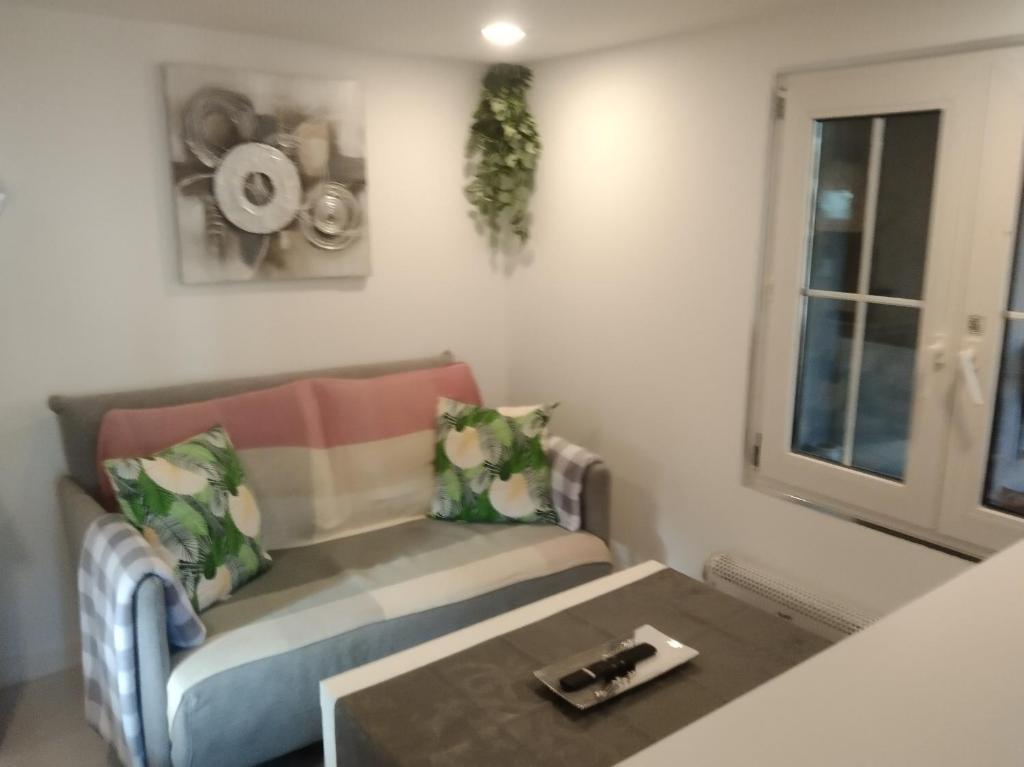 sala de estar con sofá y mesa en Finca Cortez Apartment 4, en San Bartolomé