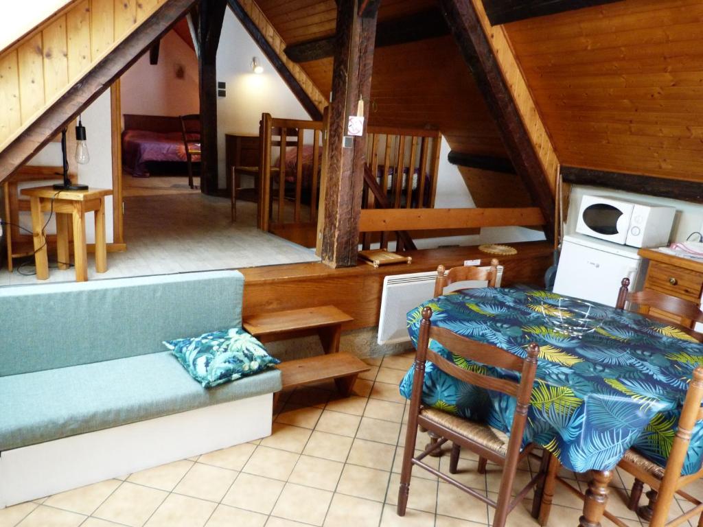 une cuisine et une salle à manger avec une table et des chaises dans l'établissement Piet, à Laruns