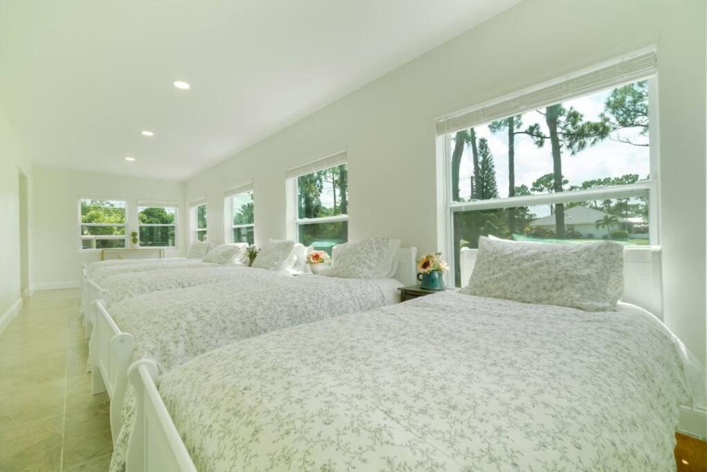 The Retreat #8231 في ويست بالم بيتش: سريرين في غرفة بيضاء مع نافذتين