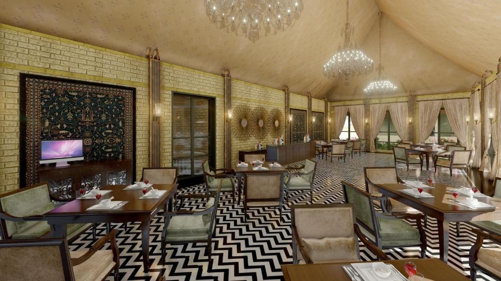 un allestimento di un ristorante con tavoli e sedie di THE KINGS RESORT a Jaisalmer