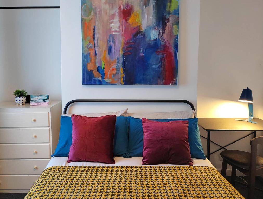 En eller flere senger på et rom på 5-Bedroom Townhouse - Ideal for Groups, Families or Contractors by Glos Homes Ltd