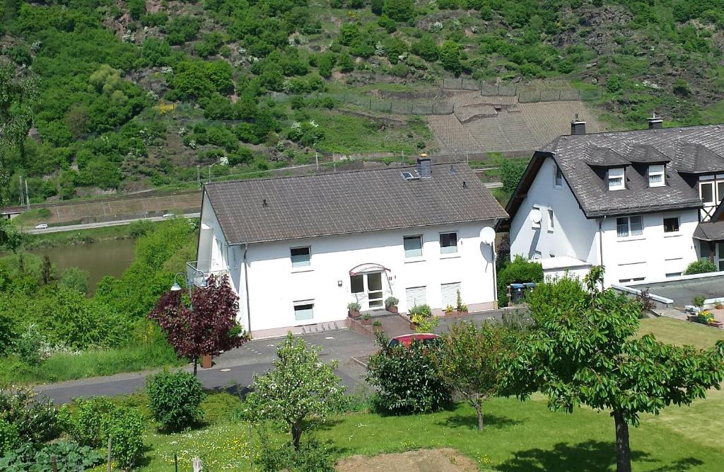 an aerial view of a white house with a driveway at Haus Flora - Ferienwohnungen in Cochem