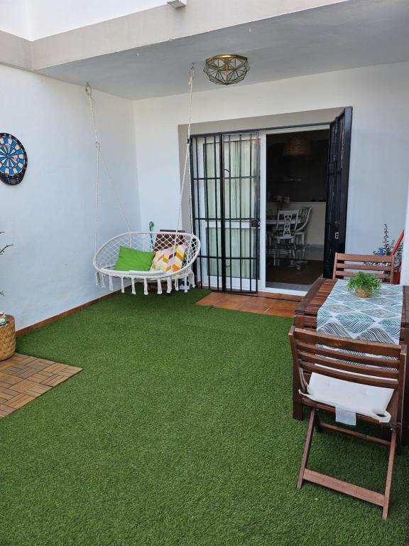Posedenie v ubytovaní Apartamento en Mijas con Terraza, capacidad para 5 personas con piscina de temporada