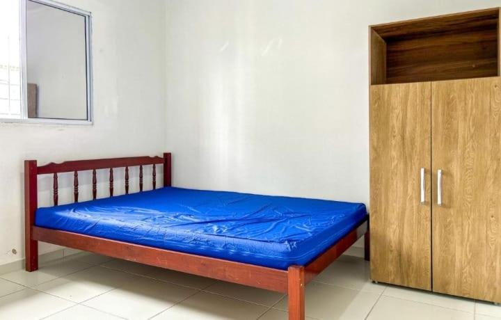 Krevet ili kreveti u jedinici u objektu Kitnete em Itanhaém - SP.