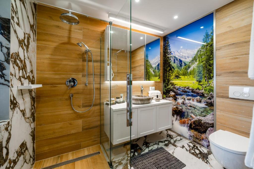 une salle de bain avec douche et lavabo dans l'établissement Domek Rychwałdówka blisko jeziora Żywieckiego, à Rychwałd