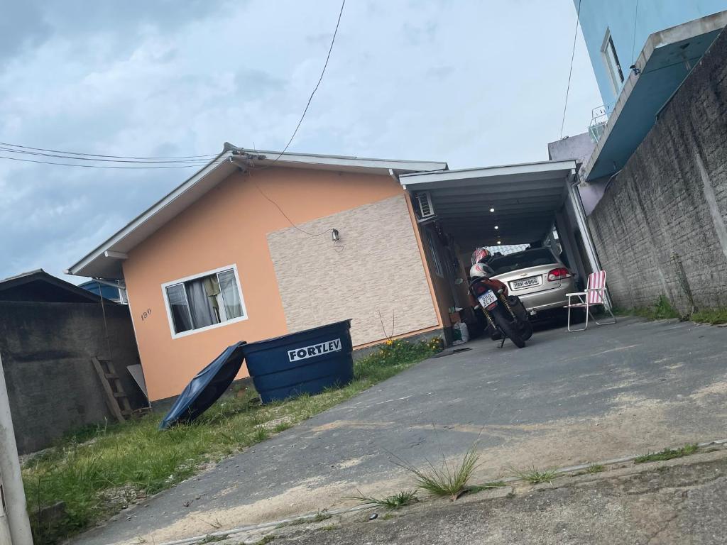 um homem a carregar o seu carro numa garagem em Lohighfive em Florianópolis