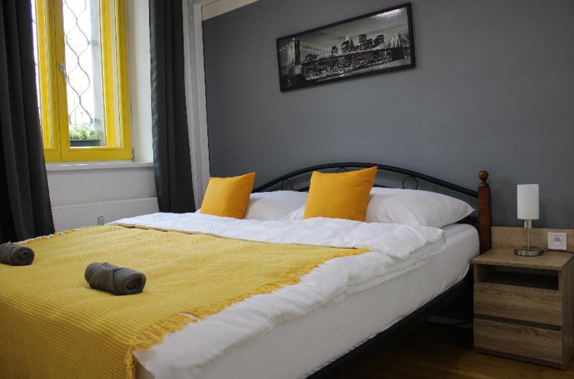 Postel nebo postele na pokoji v ubytování LYLY - Modern apartment with free parking in Prague