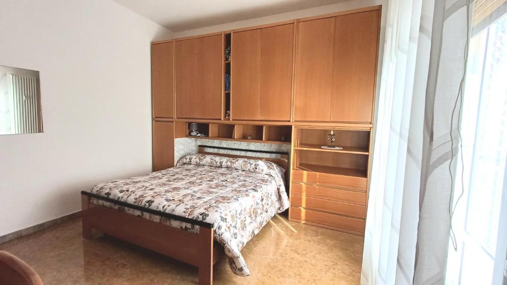 una camera con letto e armadi in legno di Savena House a Bologna