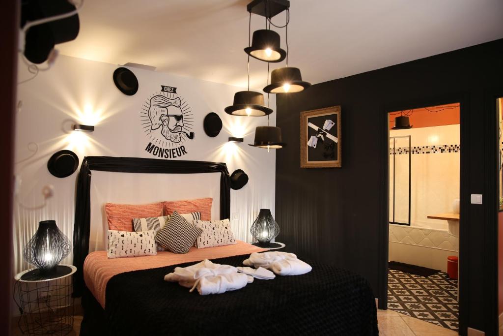 Postel nebo postele na pokoji v ubytování Taty Ginette Maison et Table d'Hôtes