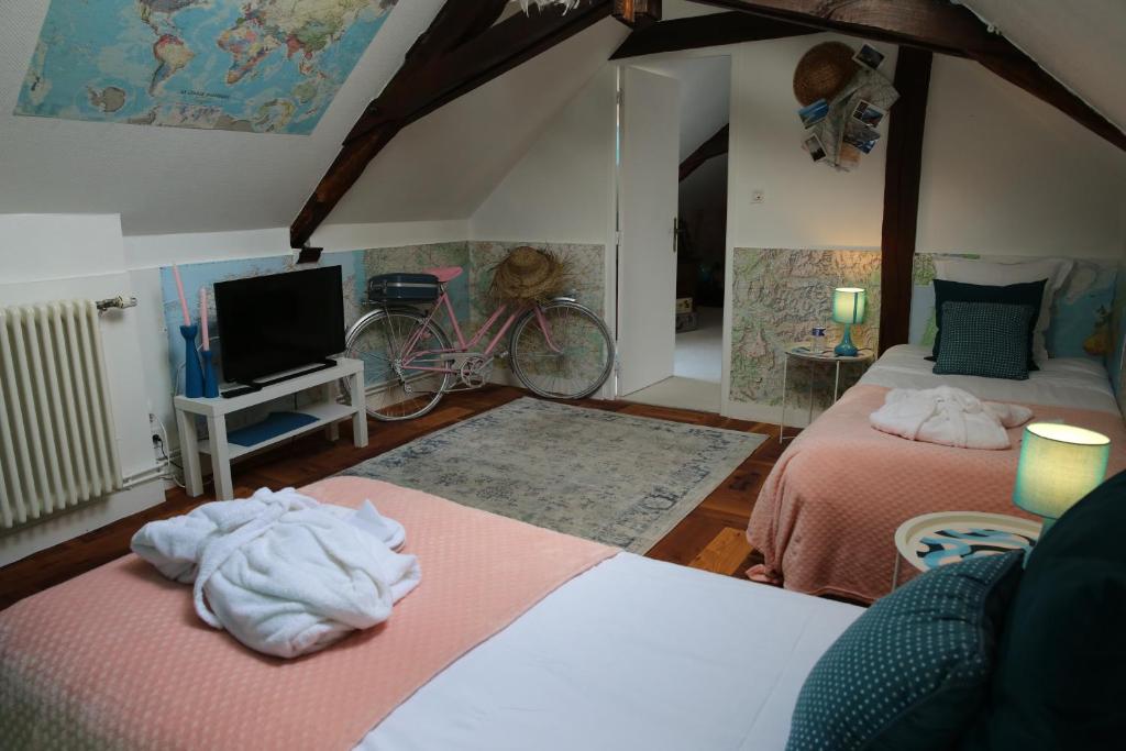 Postel nebo postele na pokoji v ubytování Taty Ginette Maison et Table d'Hôtes