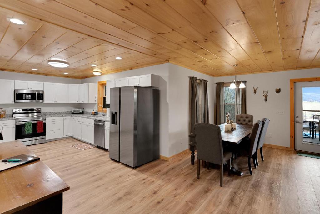 Kuchyň nebo kuchyňský kout v ubytování Blue Sky Cabin - Built in 2023 this 3 bed 2,5 bath home has gorgeous views