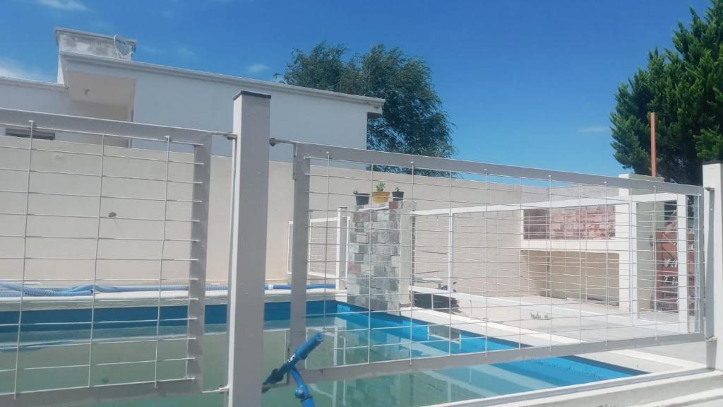 une cage sur le côté de la piscine dans l'établissement La Morada, à San Roque