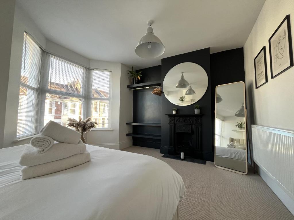 Ένα ή περισσότερα κρεβάτια σε δωμάτιο στο Restored Victorian Home with Private Garden