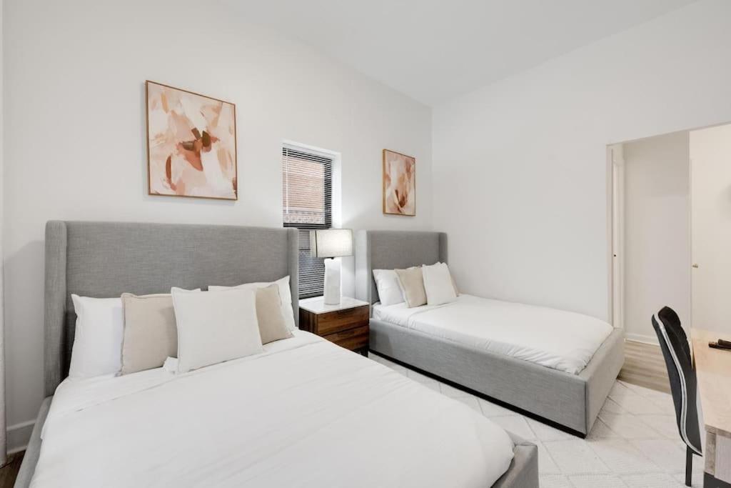 سرير أو أسرّة في غرفة في Modern Luxe in Bay Ridge Your Brooklyn Hideaway
