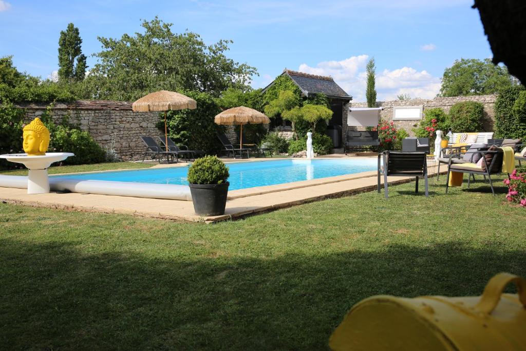Bazén v ubytování Taty Ginette Maison et Table d'Hôtes nebo v jeho okolí