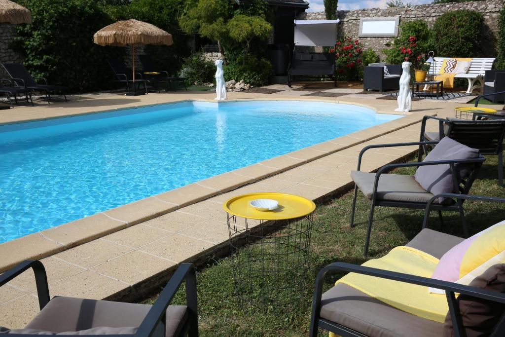 Bazén v ubytování Taty Ginette Maison et Table d'Hôtes nebo v jeho okolí