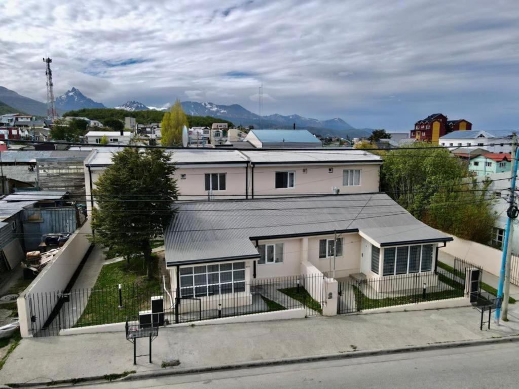 una gran casa blanca con techo gris en Gente del Sur - Fagnano en Ushuaia