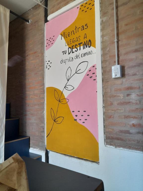 ein Plakat an einer Wand in einem Zimmer in der Unterkunft Dormi familiar in Alta Gracia