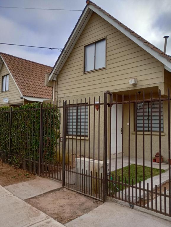 a fence in front of a house at Casa amplia turistas 7 personas in La Serena