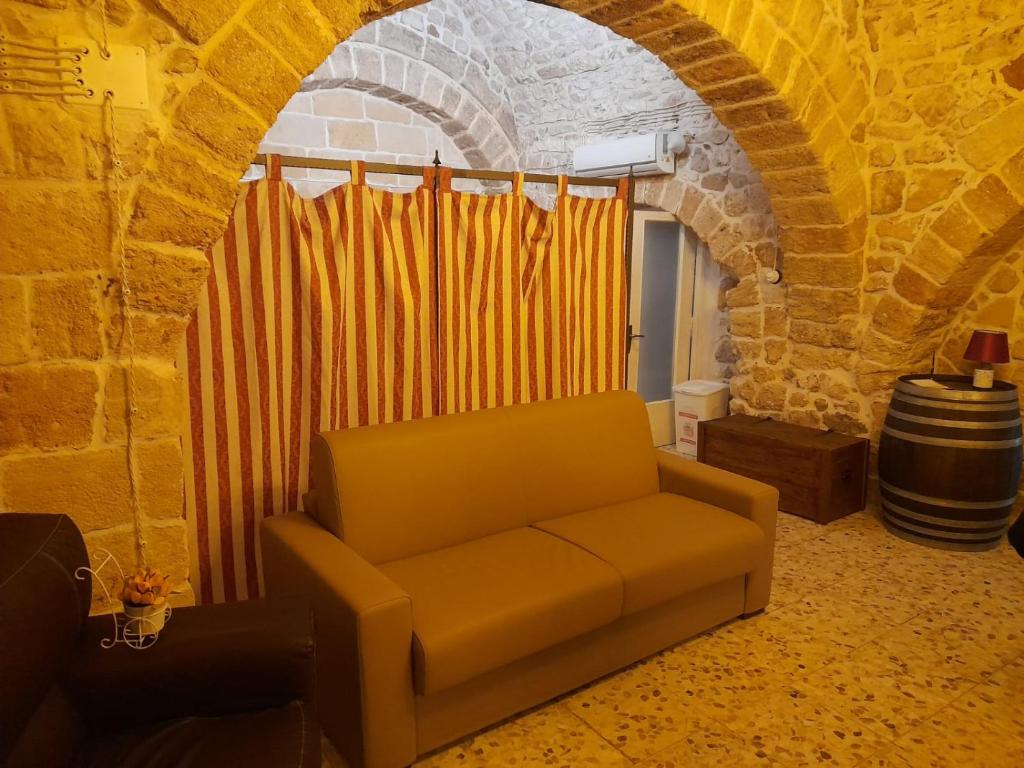 Posezení v ubytování DOMUS CESARE - dimora storica totalmente in pietra nel cuore del centro storico con cabina doccia pietra in camera e zona relax esterna-historic residence entirely made of stone in the heart of the historic center with stone shower cabin in the room