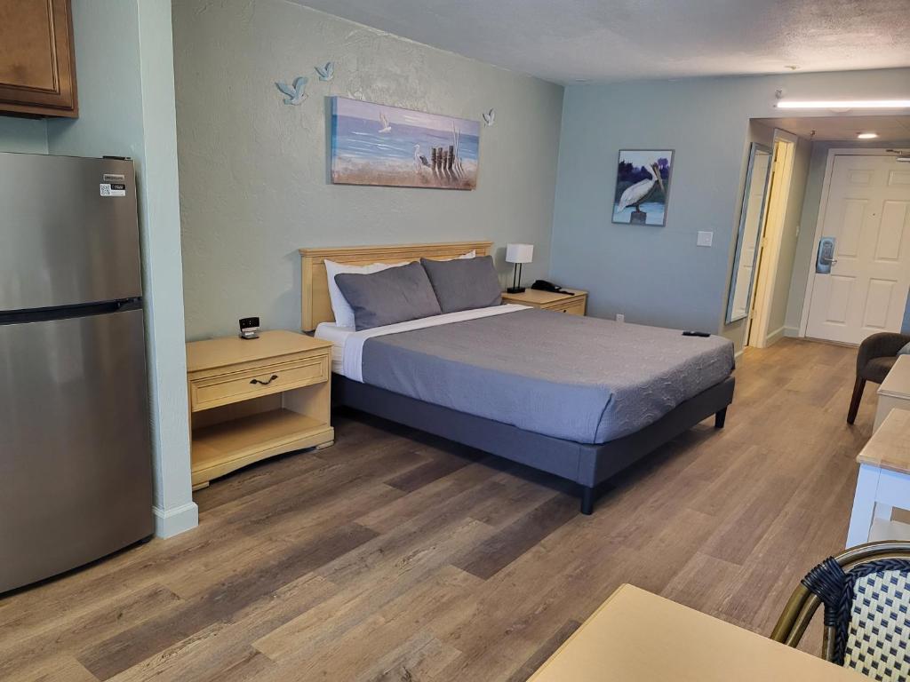 Postel nebo postele na pokoji v ubytování Beachside Hotel