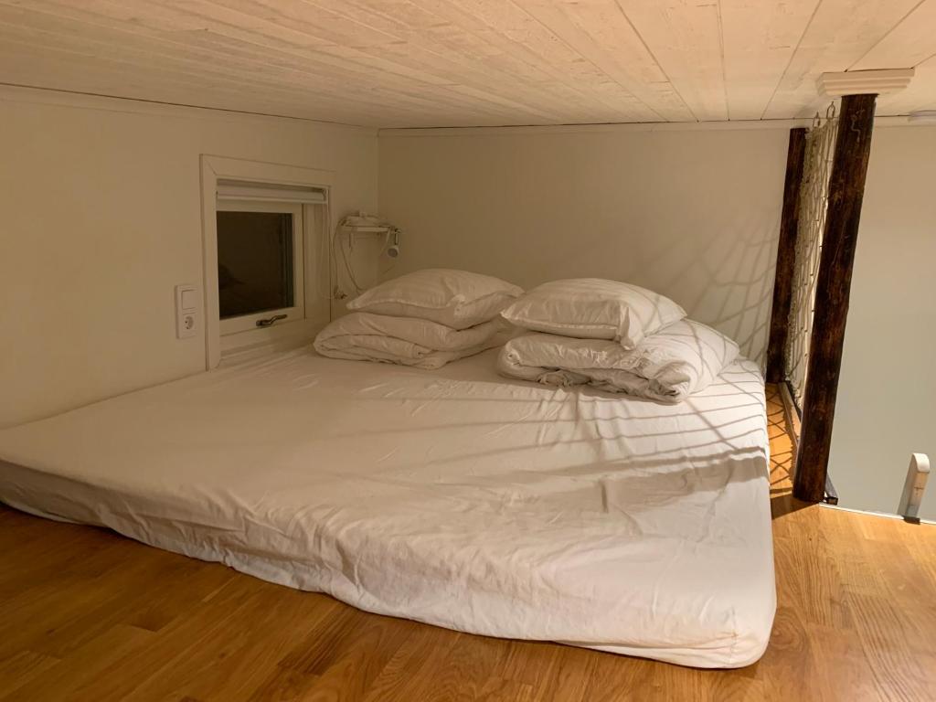 Postel nebo postele na pokoji v ubytování Fullt utrustat Minihus på landet