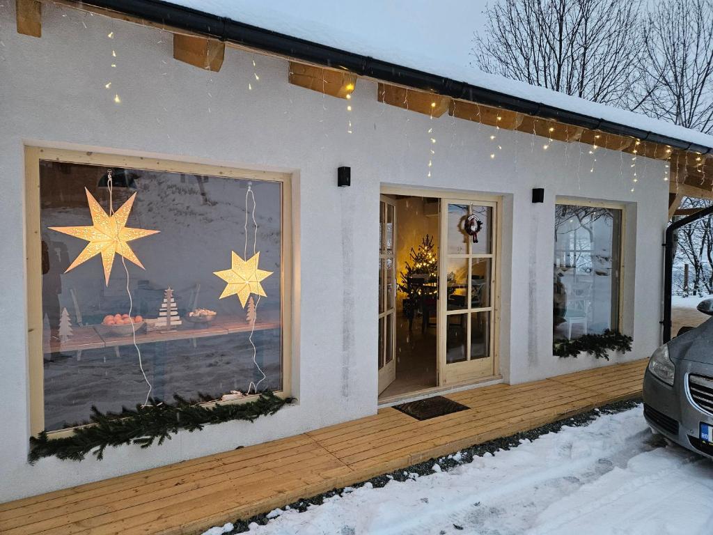 un devant de magasin avec des lumières de Noël et des étoiles sur la fenêtre dans l'établissement Casa Mara Viseu de Sus, à Vişeu de Sus