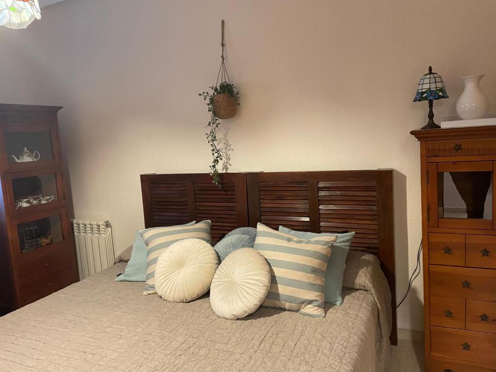 Schlafzimmer mit einem Bett mit weißen und blauen Kissen in der Unterkunft PARADISE GARDEN in Los Alcázares