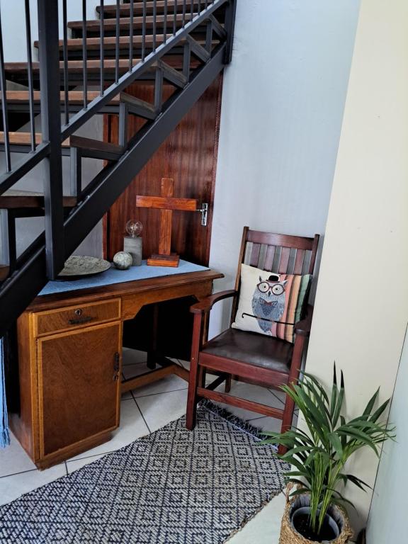 - un bureau et une chaise dans une chambre avec un escalier dans l'établissement Comfy & Cozy @ 26 Chopin, à Potchefstroom