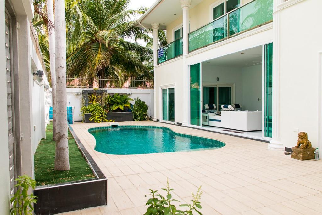 Baseinas apgyvendinimo įstaigoje Pattaya pool villa by Penny arba netoliese