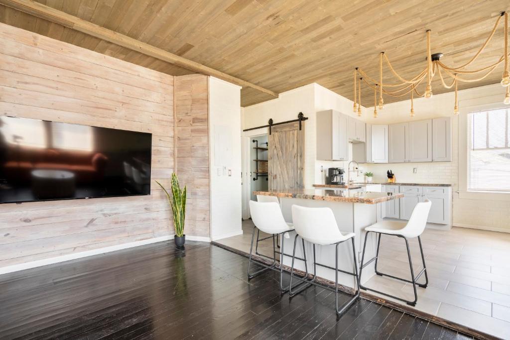 PetFriendly Penthouse near Beach & Nightlife, Galveston (updated