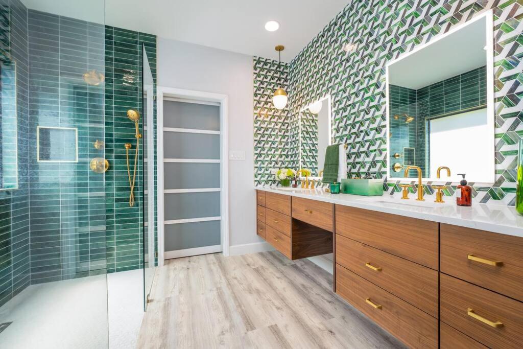 y baño con 2 lavabos y ducha. en Luxe Home-Designer BTHRM-Covered Deck-Weber Grill en San Antonio