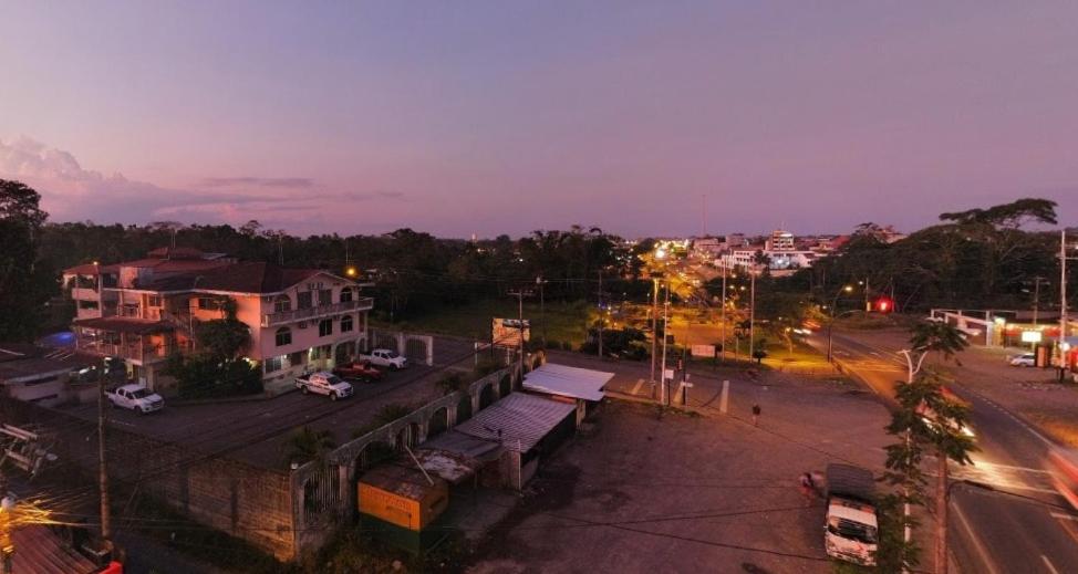 - Vistas a la ciudad por la noche y a la calle en Hotel Mirador Sacha, en La Joya de los Sachas